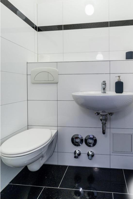 Homefy Oldtown Apartment - 6 People - 2 Bath - Balcony - Top Location Düsseldorf Extérieur photo